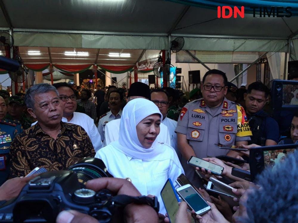 Gubernur Jatim Khofifah Indar Parawansa diwawancarai wartawan usai berkunjung ke Gereja Katedral Hati Kudus Yesus, Selasa (24/12). IDN Times/Ardiansyah Fajar