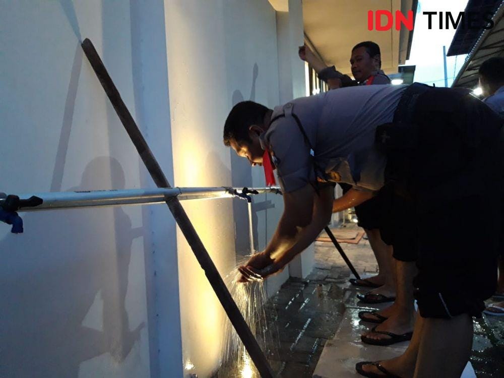 Rombongan forkompimda diberikan waktu salat Magrib di Gereja Katedral Hati Kudus Yesus, Selasa (24/12).