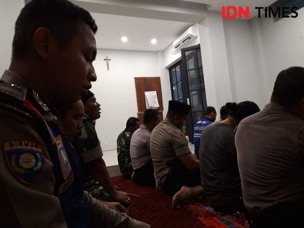 Rombongan forkompimda diberikan waktu salat Magrib di Gereja Katedral Hati Kudus Yesus, Selasa (24/12).