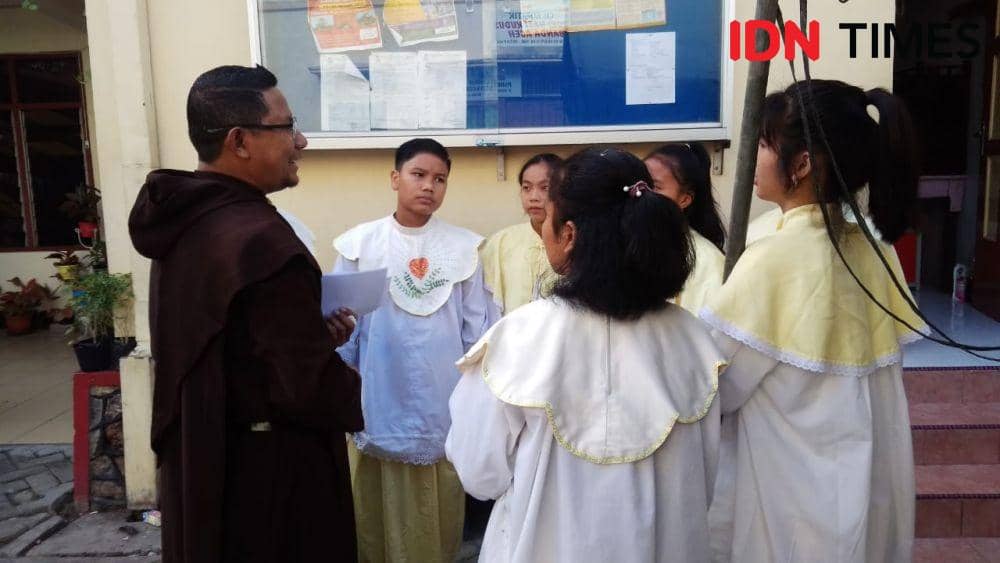 Umat Katolik di Banda Aceh menggelar Misa Natal di Gereja Katolik Hati Kudus (IDN Times/Saifullah)
