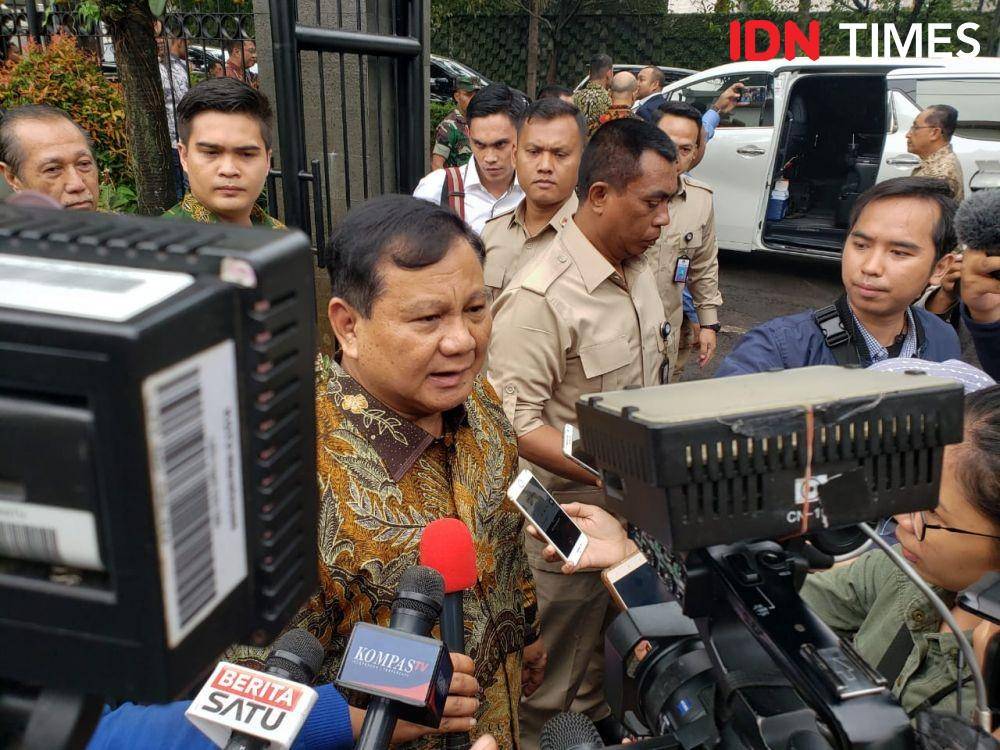 (Menteri Pertahanan Prabowo Subianto berkunjung ke open house Natal di kediaman Menko Bidang Kemaritiman dan Investasi Luhut Binsar Panjaitan) IDN Times/Hana Adi Perdana