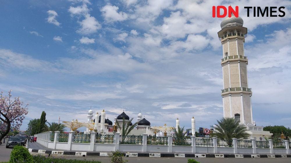 Masjid Raya Baiturrahman Banda Aceh saksi bisu keganasan Tsunami 26 Desember 2004 (IDN Times/Arifin Al Alamudi)