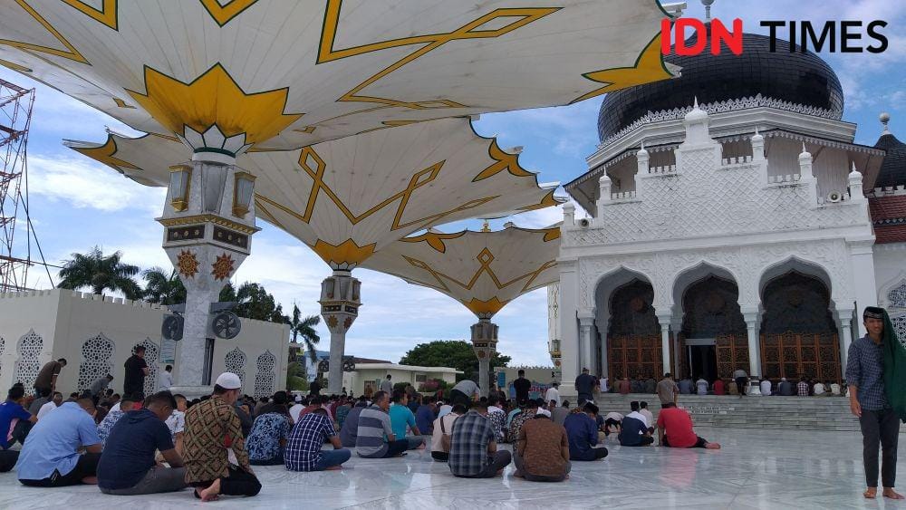 Masjid Raya Baiturrahman Banda Aceh saksi bisu keganasan Tsunami 26 Desember 2004 (IDN Times/Arifin Al Alamudi)