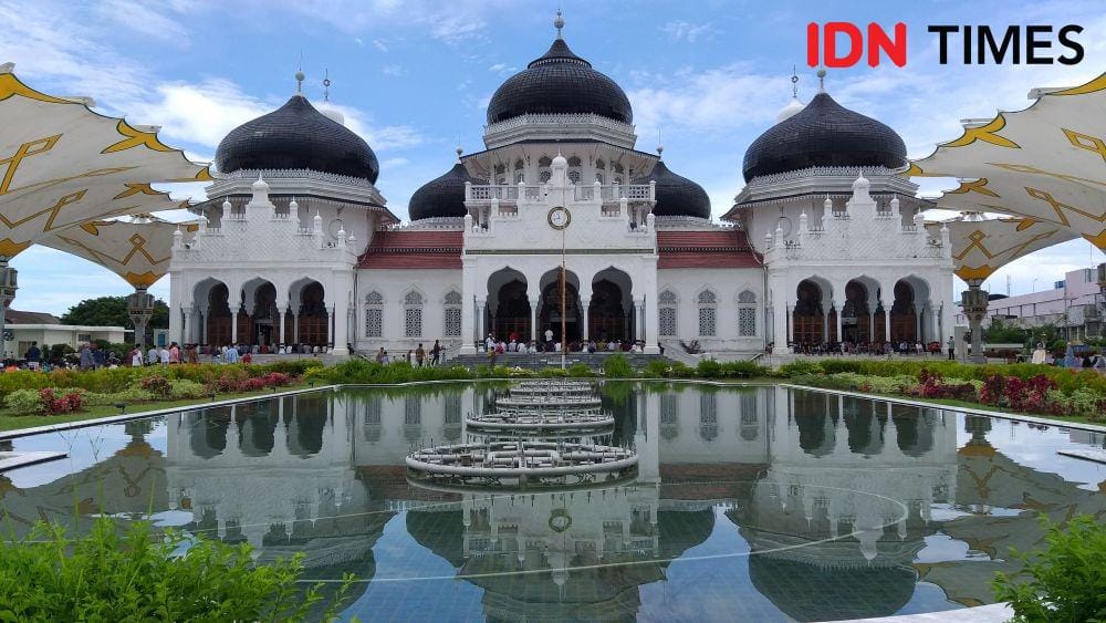 Masjid Raya Baiturrahman Banda Aceh saksi bisu keganasan Tsunami 26 Desember 2004 (IDN Times/Arifin Al Alamudi)