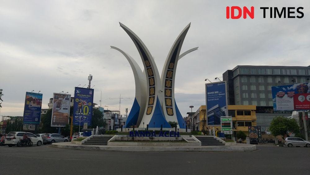 Tugu simpang lima Banda Aceh (IDN Times/Arifin Al Alamudi)