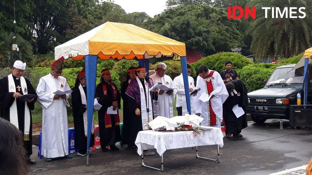 Jemaat GKI Yasmin dan HKBP Filadelfia di depan Istana Merdeka, Jakarta Pusat, Rabu 25 Desember 2019 (IDN Times/Teatrika Handiko Putri)