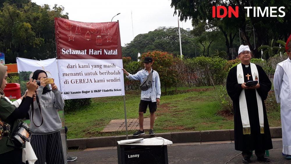 Jemaat GKI Yasmin dan HKBP Filadelfia di depan Istana Merdeka, Jakarta Pusat, Rabu 25 Desember 2019 (IDN Times/Teatrika Handiko Putri)