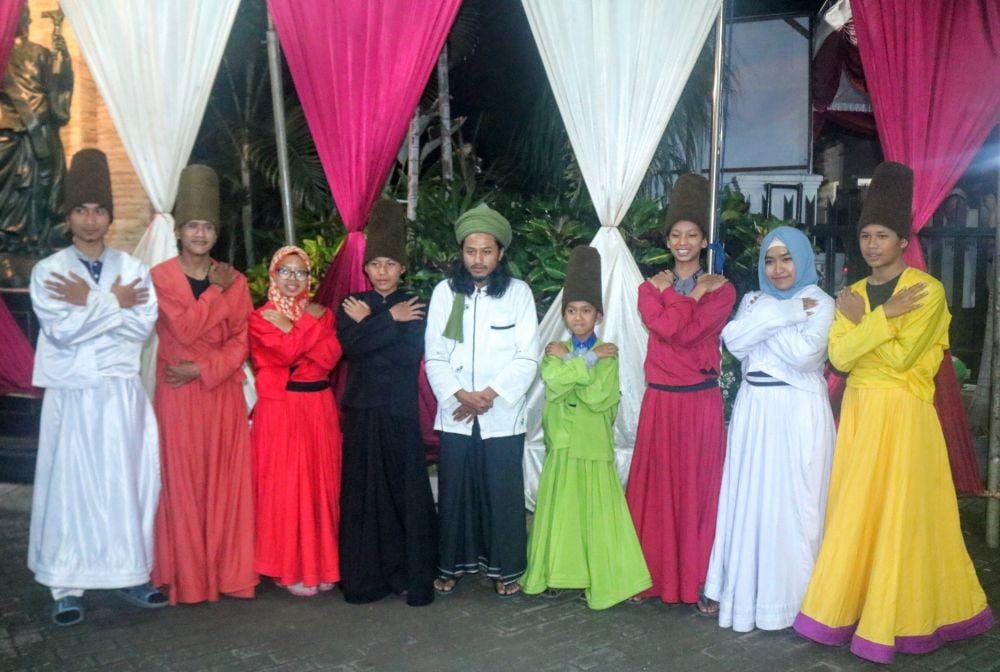 Komunitas Gubuk Sufi sebelum mengisi hiburan usai misa Natal. IDN Times/ Alfi Ramadana