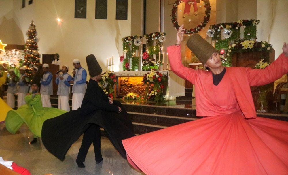 Komunitas Gubuk Sufi Jabung dan Gusdurian kota Malang saat menghibur jemaat misa Natal di Gereja Paroki Santo Vincentius A Paulo, Rabu (25/12/2019). IDN Times/ Alfi Ramadana