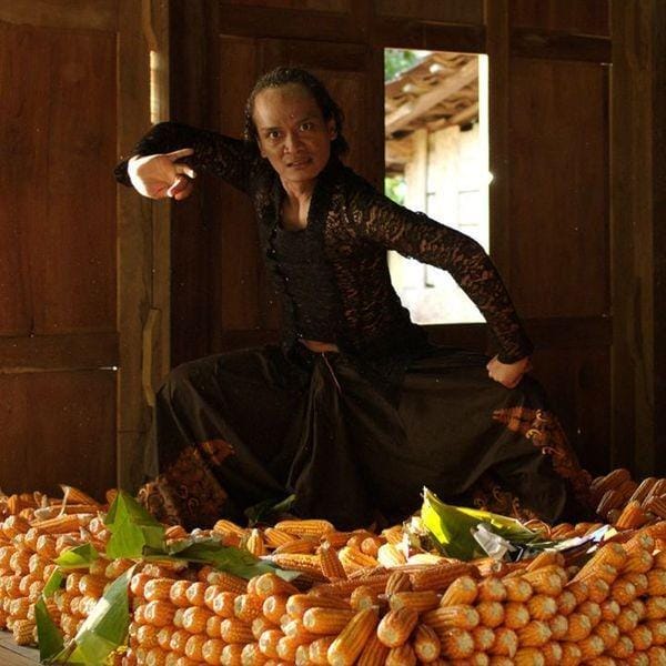 Salah satu adegan dalam film Kucumbu Tubuh Indahku - Instagram.com/fourcoloursfilms