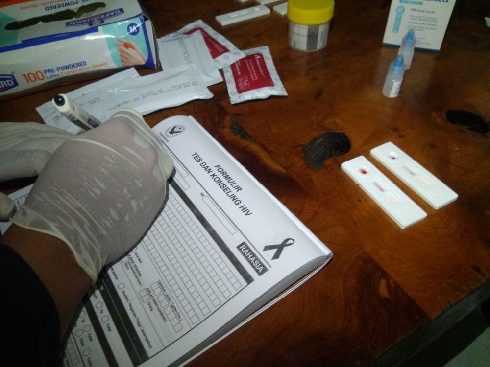 Petugas Dinas Kesehatan Kabupaten Madiun mencatat hasil tes sampel darah untuk melihat terjangkit atau tidaknya pemandu lagu dari HIV/Aids. (IDN Times/Nofika Dian Nugroho)