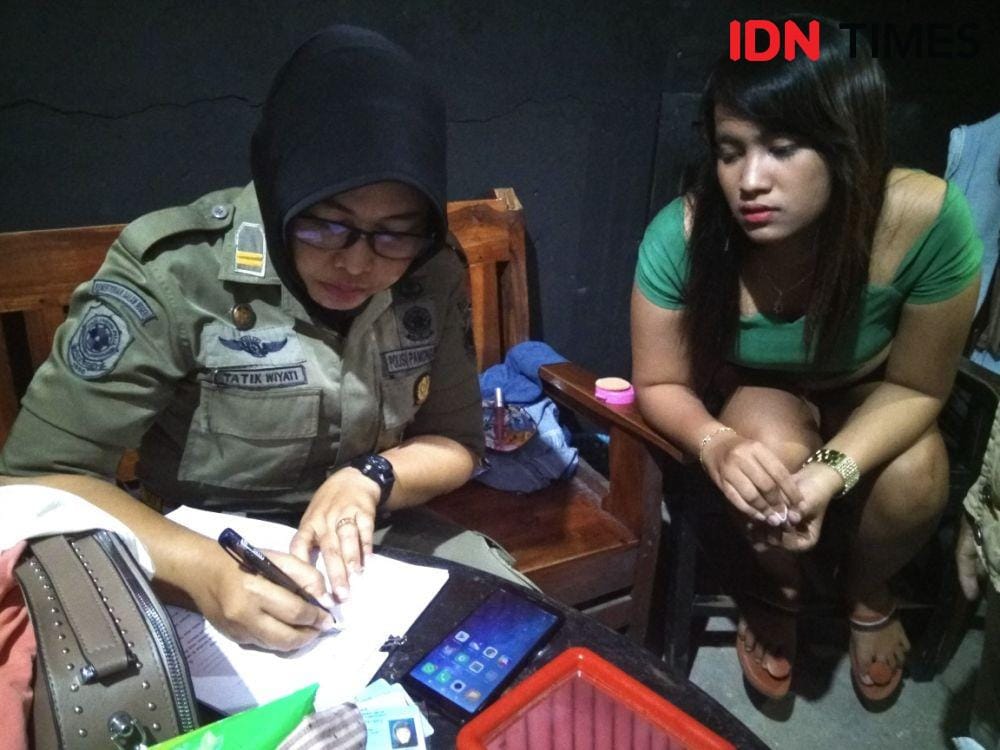 Petugas Satpol PP Kabupaten Madiun mendata identitas pemandu lagu. IDN Times/Nofika Dian Nugroho