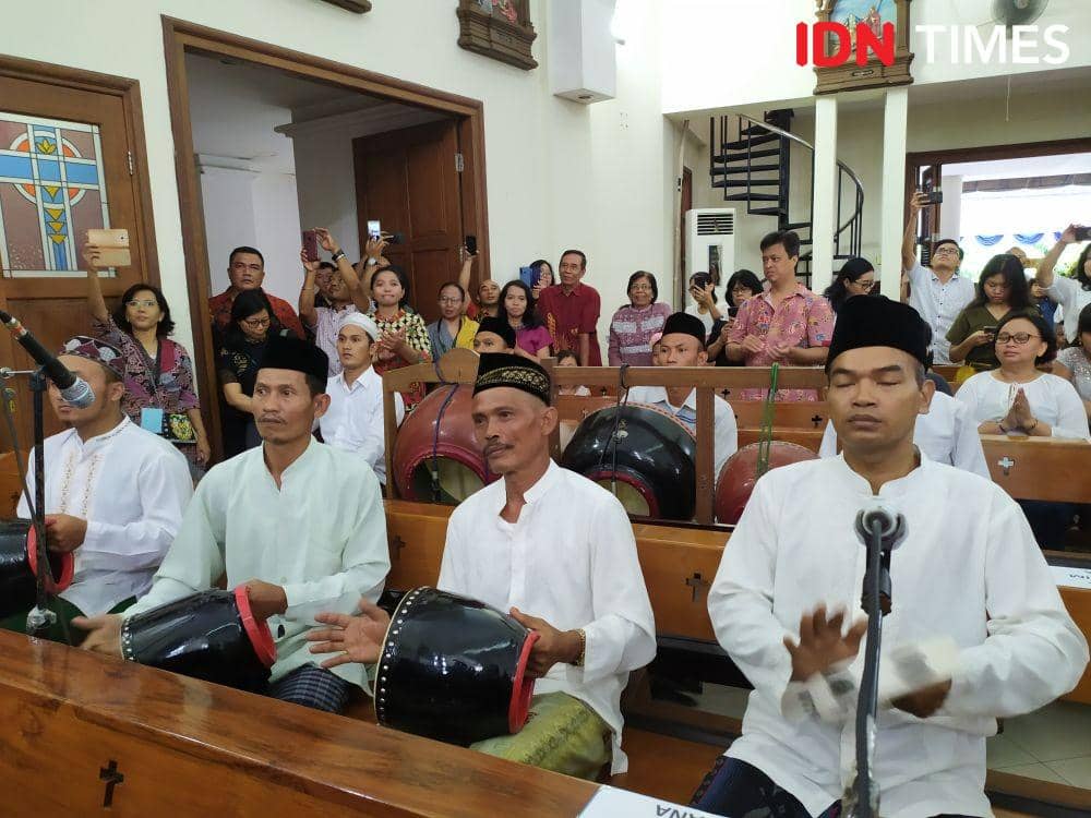 Para pemain rebana saat mengiringi koor Gereja Mater Dei. IDN Times/Fariz Fardianto