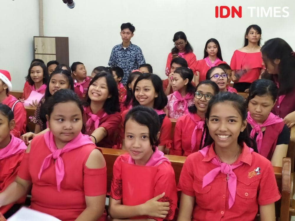 Anak-anak paduan suara Gereja Mater Dei sesaat sebelum tampil di acara Natal. IDN Times/Fariz Fardianto