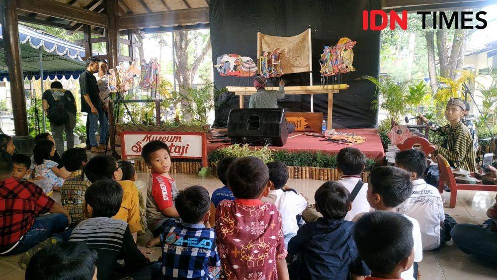 Pentas seni wayang dalam misa Natal anak-anak do Gereja HKTY Ganjuran. IDN Times/Daruwaskita