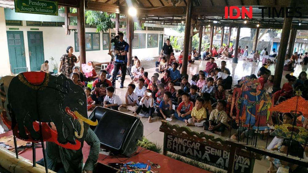 Pentas wayang pada misa Natal anak-anak di Gereja HKTY Ganjuran. IDN Times/Daruwaskita