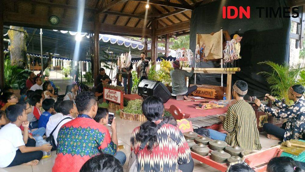 Pentas wayang meriahkan misa Natal anak-anak di Gereja HKTY Ganjuran. IDN Times/Daruwaskita