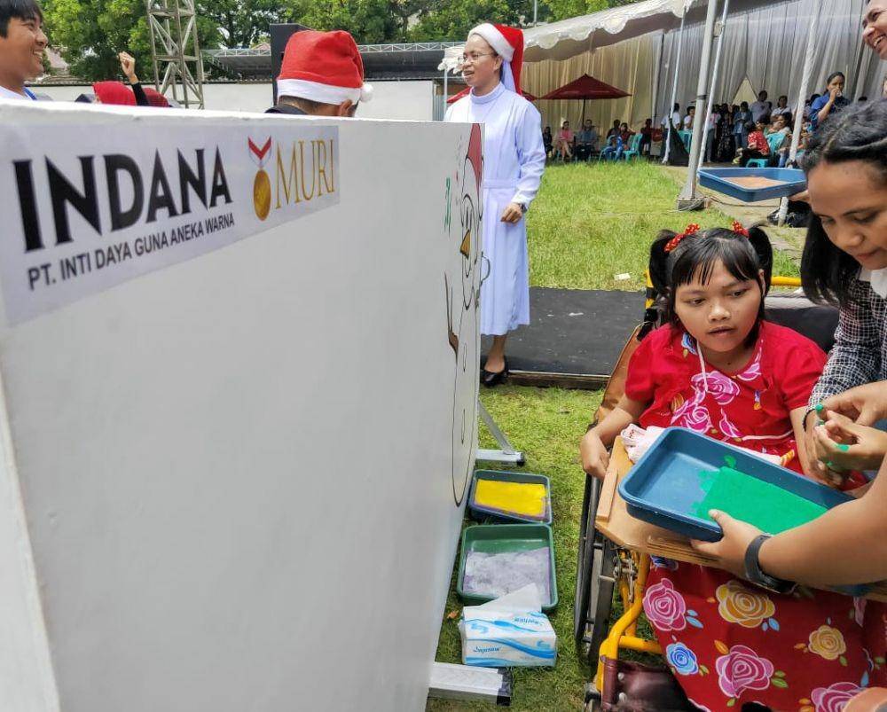 Beberapa anak disabilitas melakukan cap tangan untuk memecahkan rekor MURI. Dok/ Istimewa