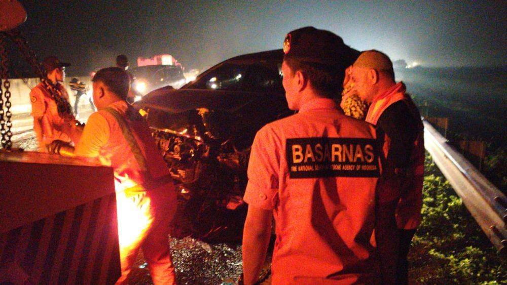 Petugas Kantor SAR Medan membantu evakuasi mobil yang terlibat kecelakaan beruntung di jalur Tol Medan-Tebing Tinggi, Rabu (25/12) malam (Dok. SAR Medan)