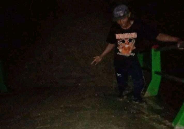 Seorang warga melintasi jembatan yang putus diterjang banjir bandang di Kabupaten Bojonegoro. IDN Times/Istimewa