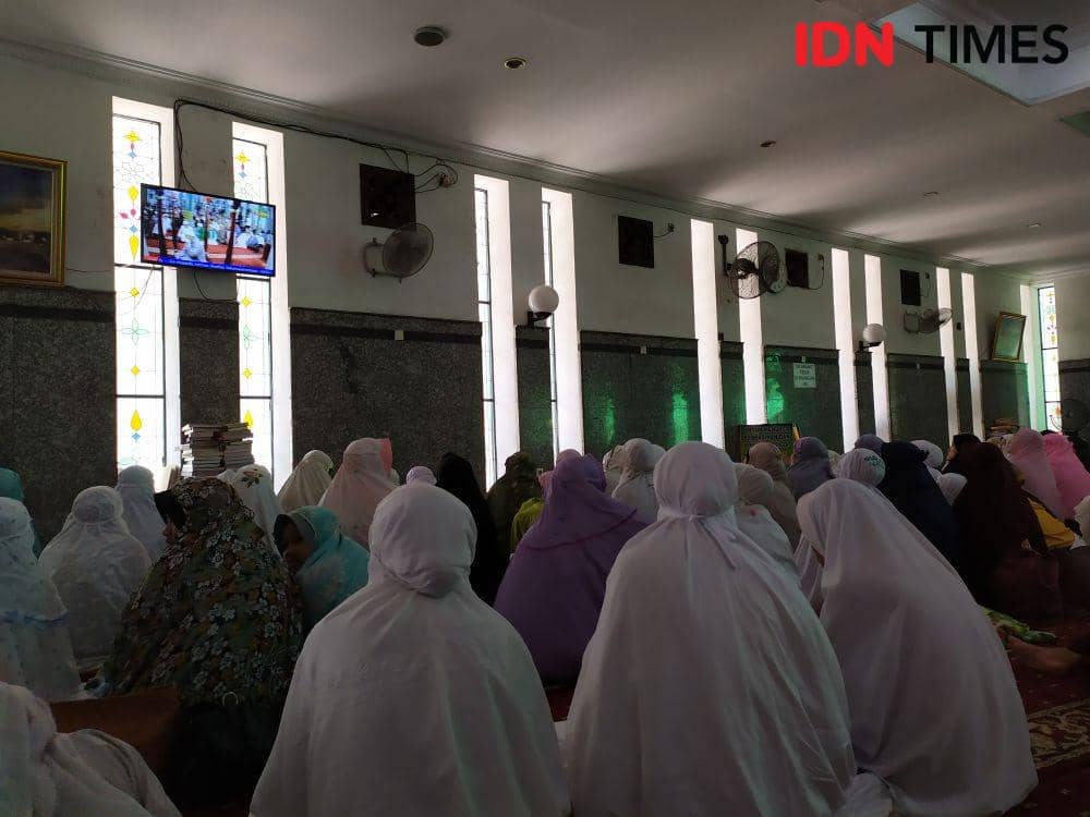 Suasana di Masjid Agung SMB I Jayo Wikramo (IDN Times/Feny Maulia Agustin)