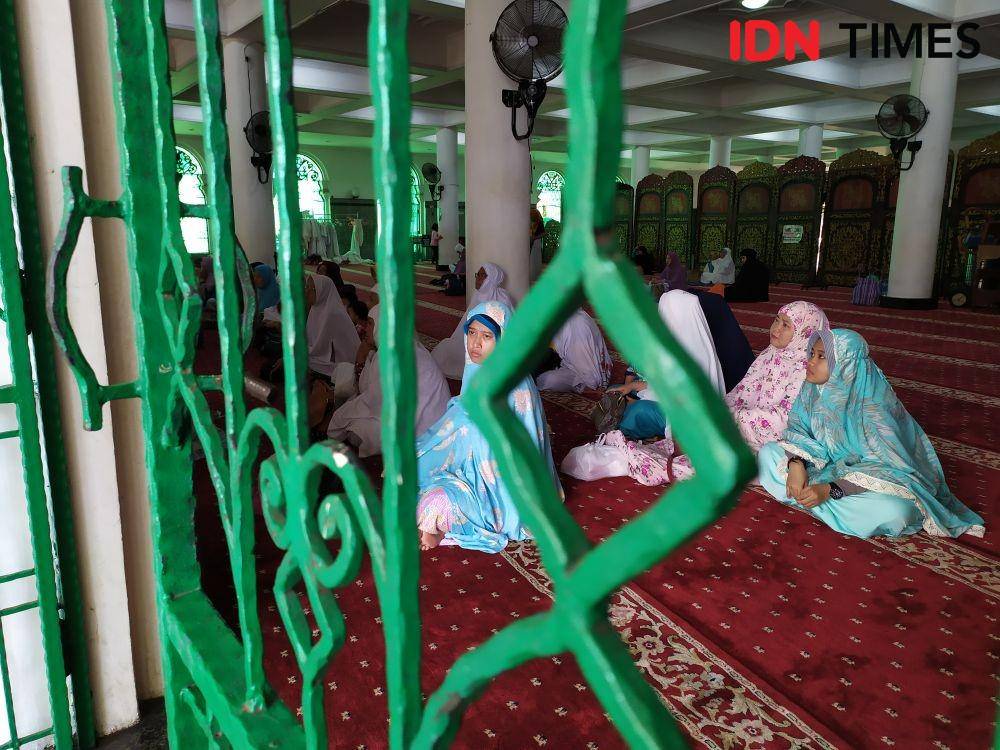 Suasana di Masjid Agung SMB I Jayo Wikramo (IDN Times/Feny Maulia Agustin)