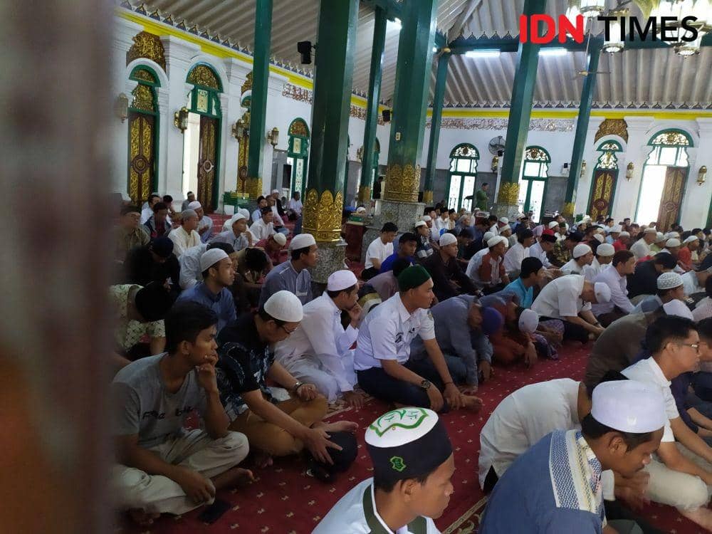 Suasana di Masjid Agung SMB I Jayo Wikramo (IDN Times/Feny Maulia Agustin)
