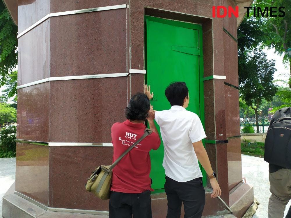 Pengecekan CCTV di menara Masjid Agung Palembang (IDN Times/Feny Maulia Agustin)