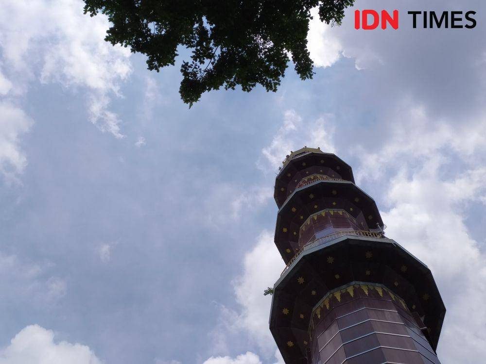Menara Masjid Agung Palembang yang dipasang CCTV (IDN Times/Feny Maulia Agustin)