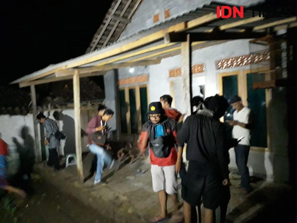 Petugas geledah rumah di Gunungkidul, diduga terkait jaringan terorisme. IDN Times/Daruwaskita