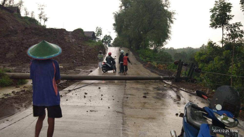 Longsor di Kabupaten Bojonegoro mengakibatkan tiang listrik PLN roboh. IDN Times/Dok. BPBD Bojonegoro
