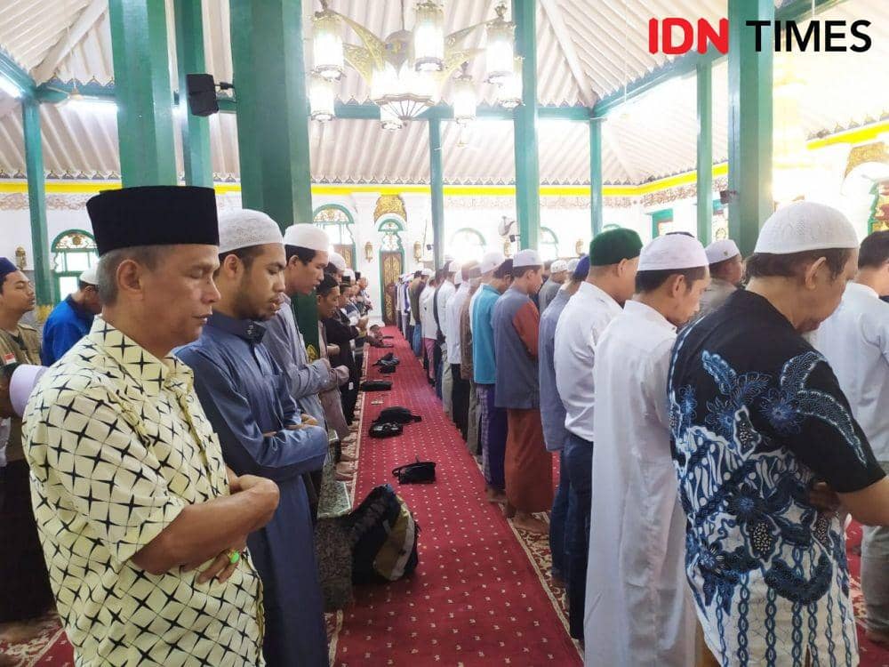 Suasana di Masjid Agung SMB I Jayo Wikramo (IDN Times/Feny Maulia Agustin)