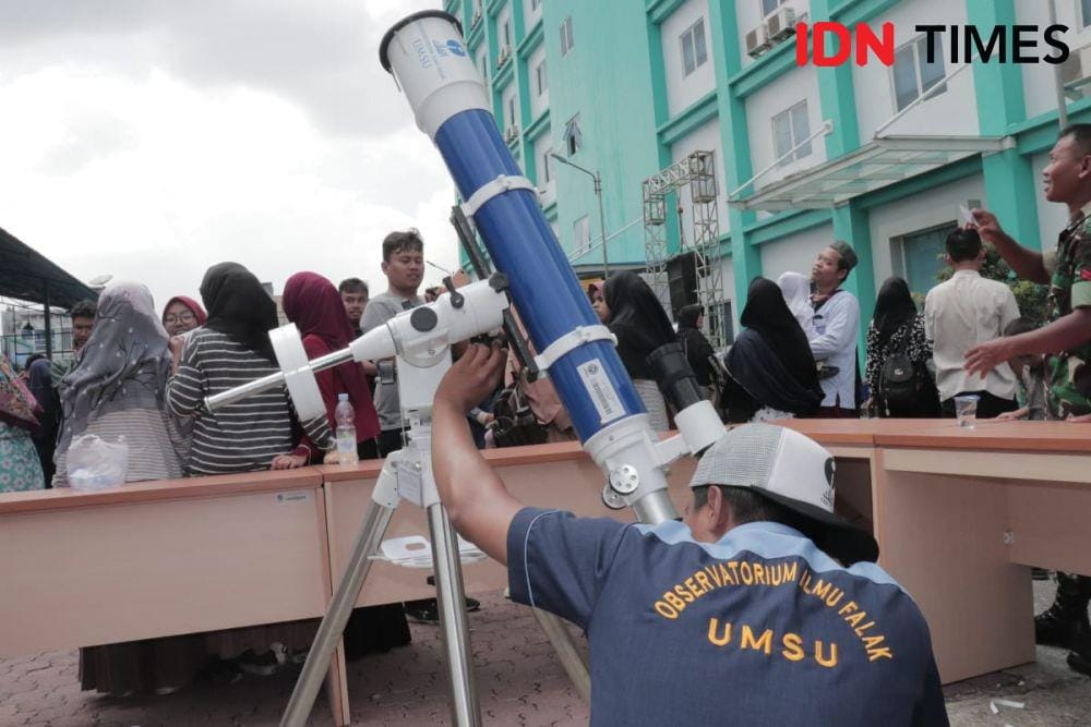 Warga melihat gerhana matahari lewat lensa jarum yang disediakan UMSU (IDN Times/Yurika Febrianti)