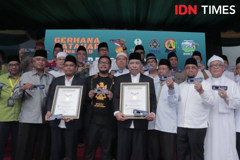 Rektor UMSU Agussani mendapatkan penghargaan MURI saat nonton bareng Gerhana Matahari di Kampus UMSU (IDN Times/Yurika Febrianti)
