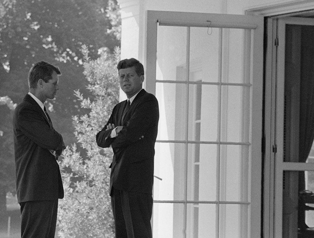John F. Kennedy dan adiknya, Robert Kennedy (https://www.wbur.org)