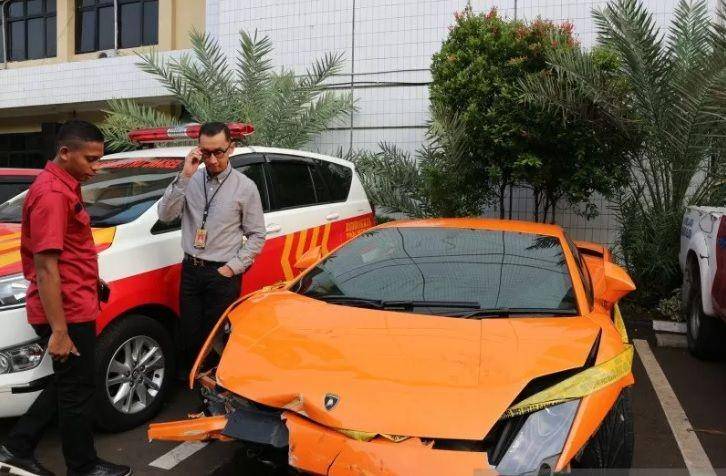 Kasat Reskrim Polres Metro Jakarta Selatan Kompol Andi Sinjaya Ghalib mengecek kondisi mobil mewah Lamborghini penodong pelajar SMA dengan senjata api, Selasa, 24 Desember 2019. (ANTARA FOTO/Laily Rahmawaty)