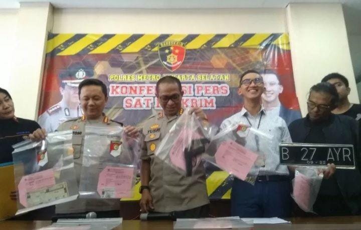 Kabid Humas Polda Metro Jaya Kombes Pol Yusri Yunus (tengah) dan Kapolres Metro Jakarta Selatan Kombes Pol Bastoni Purnama, Kasat Reskrim Polres Metro Jakarta Selatan Kompol Andi Sinjaya Ghalib memperlihatkan barang bukti senjata api yang disita dari pelaku penodong pelajar SMA, Selasa (24/12/2019) (ANTARA/Laily Rahmawaty)