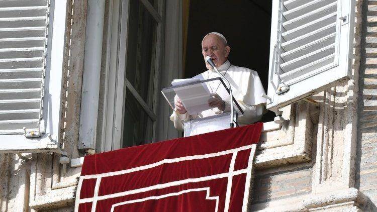 (Paus Fransiskus ketika memberikan pesan Natal 2019 di Lapangan Santo Petrus) www.vaticannews.va