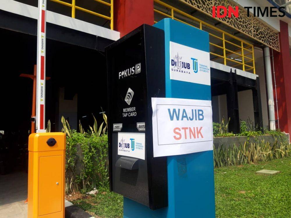 Palang pintu otomatis belum berfungsi saat uji coba Park and Ride Terminal Intermoda Joyoboyo, Rabu (25/12). IDN Times/Fitria Madia