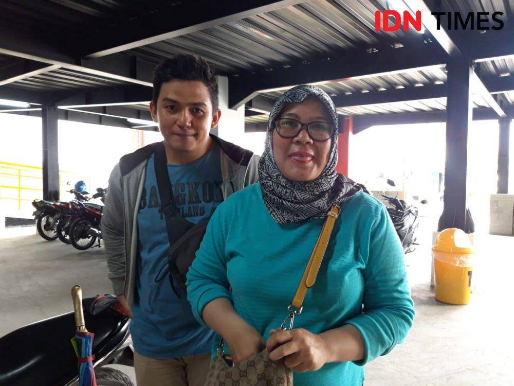 Rira (kanan), warga Sidoarjo yang mencoba parkir di Park and Ride TIJ sebelum berjalan kaki ke KBS, Rabu (25/12). IDN Times/Fitria Madia
