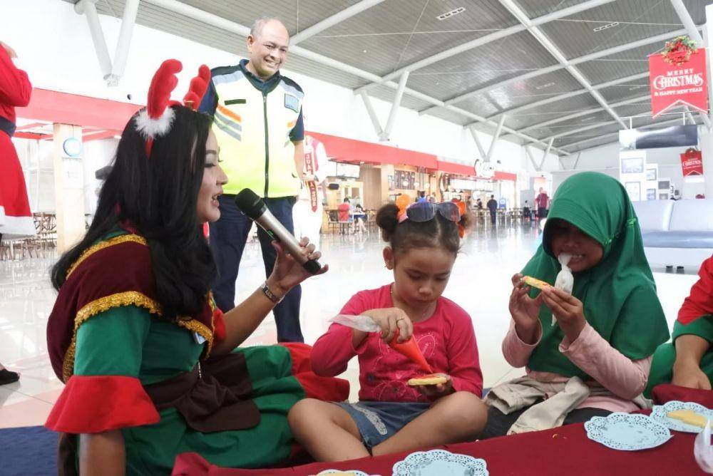 Penumpang di Bandara Juanda diajak Duta Bandara menghias kue Natal, Rabu (25/12). Dok.IDN Times/Istimewa