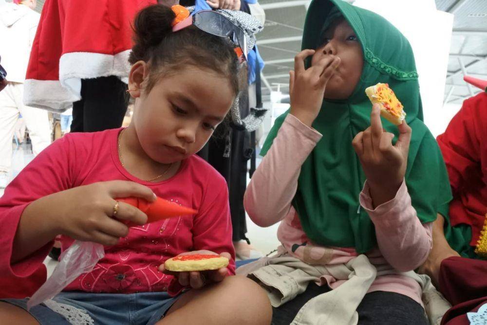 Penumpang di Bandara Juanda diajak Duta Bandara menghias kue Natal, Rabu (25/12). Dok.IDN Times/Istimewa