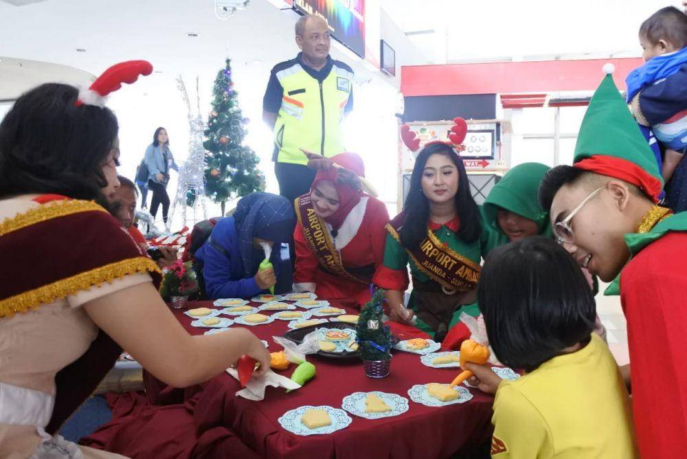 Penumpang di Bandara Juanda diajak Duta Bandara menghias kue Natal, Rabu (25/12). Dok.IDN Times/Istimewa