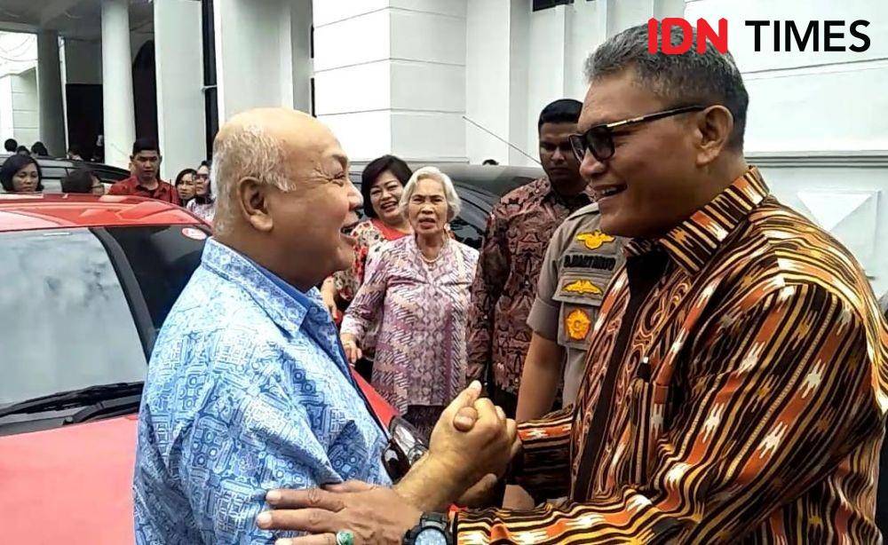 Kapolda Sumut Irjen Pol Martuani Siregar berbincang dengan salah satu jemaat di Gereja Alfa Omega saat perayaan natal, Rabu (25/12). (IDN Times/Fadli Syahputra)