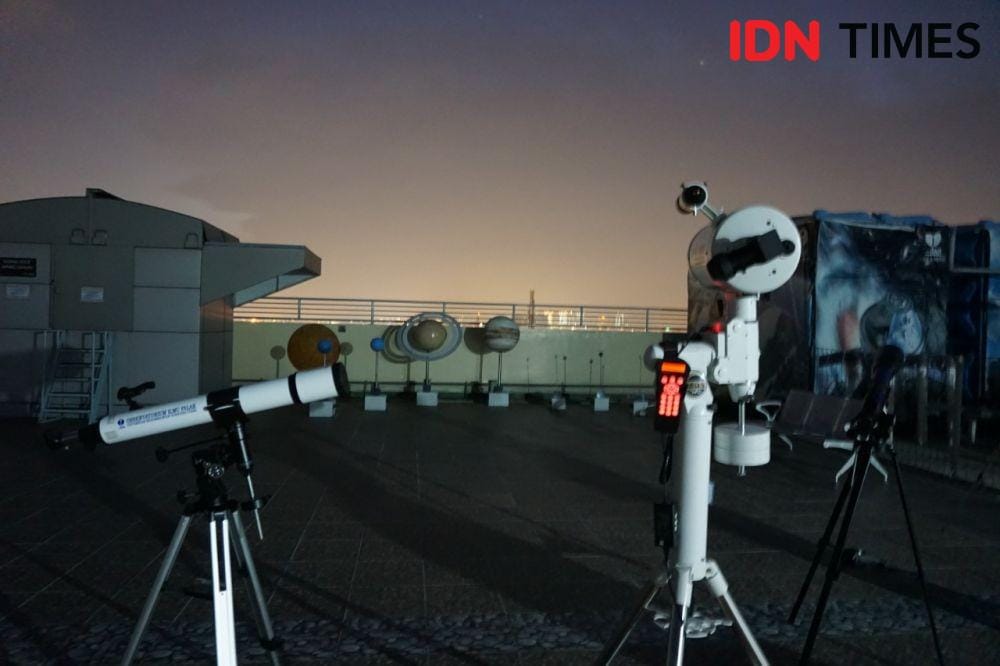 Peralatan yang dipersiapkan UMSU untuk melihat Gerhana Matahari Cincin (IDN Times/Yurika Febrianti)