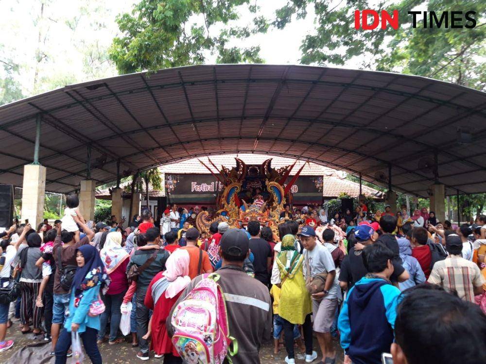Pengunjung menikmati penampilan Ul Daul di panggung KBS, Rabu (25/12). IDN Times/Fitria Madia