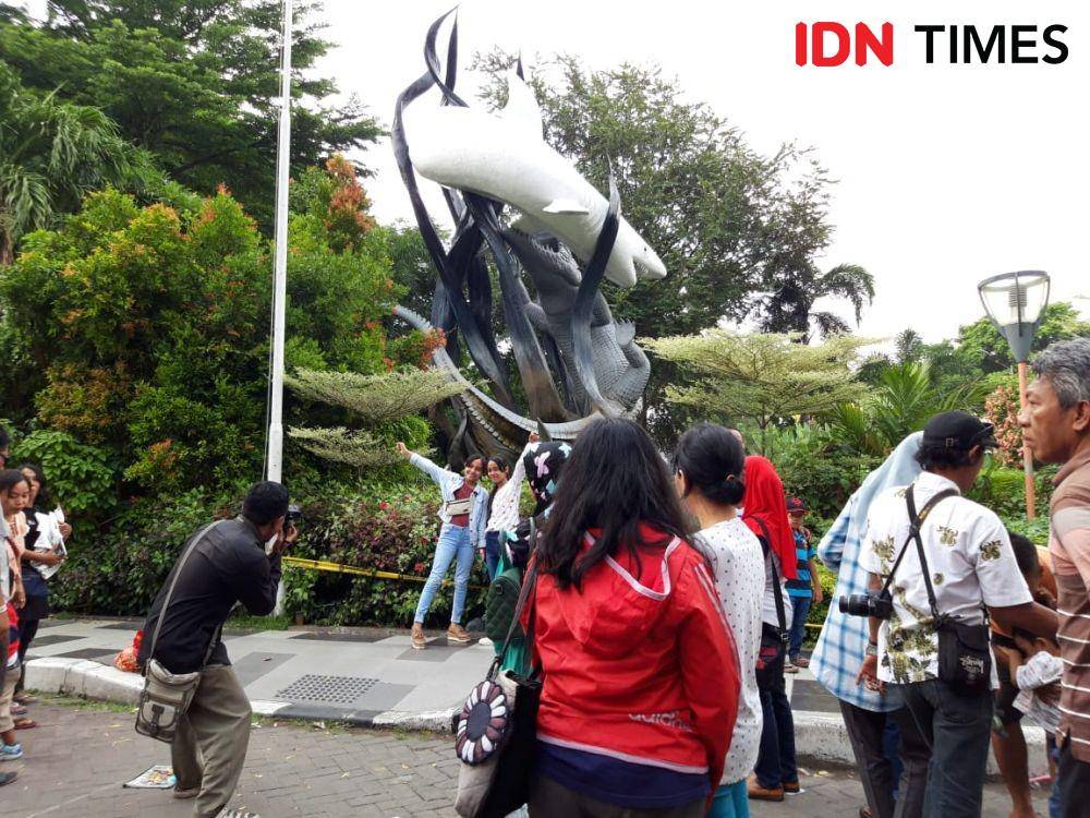 Wisatawan antre agar dapat berfoto di patung Suroboyo depan KBS, Rabu (25/12). IDN Times/Fitria Madia