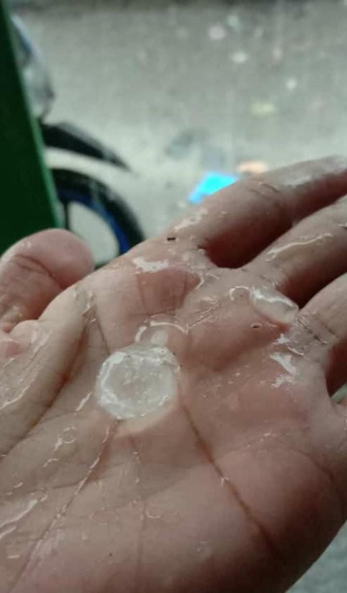 Butiran es dari hujan es yang turun di Baturraden, Banyumas, Rabu (25/12). Dok Tagana Banyumas