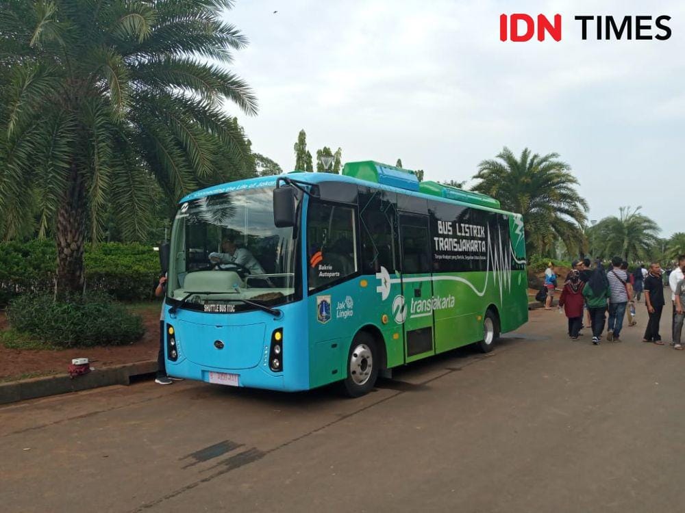 Bus Listrik di Monas, Jakarta. IDN Times/Dhiya Awlia Azzahra