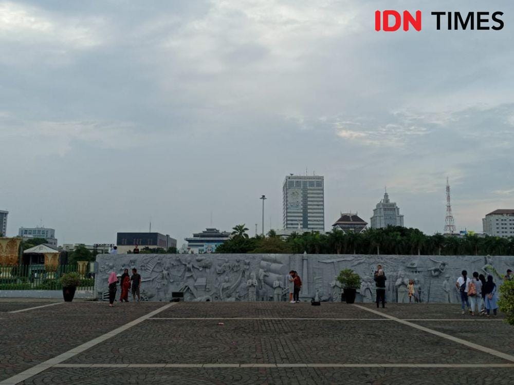 Patung di Dinding Sekitar Monas, Jakarta. IDN Times/Dhiya Awlia Azzahra